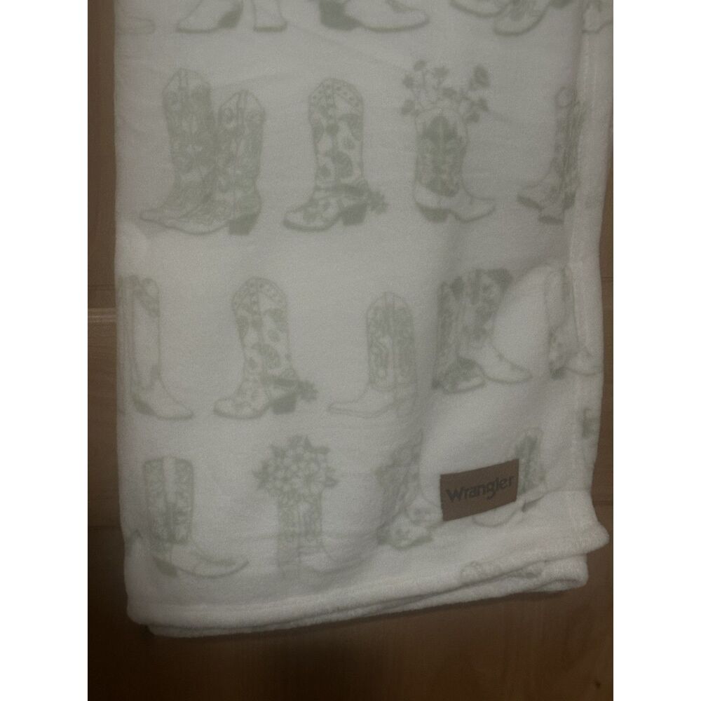 Wrangler Western Cowboy Boot Print Plush Throw Blanket Green & White NWT - Picture 4 of 4